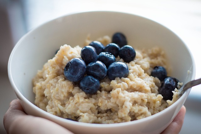 Winter Weight Loss Tips - Hot Oatmeal with Blueberries